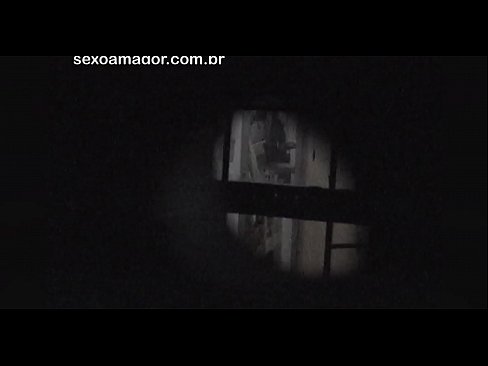 ❤️ Blondie word in die geheim video-opgeneem deur 'n buurtvoyeur wat agter hol bakstene versteek is Porno op af.freepornhdonlinegay.ru