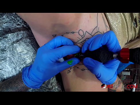 ❤️ Uiters getatoeëerde hottie Sully Savage het 'n tatoeëermerk op haar klitoris gekry Porno op af.freepornhdonlinegay.ru