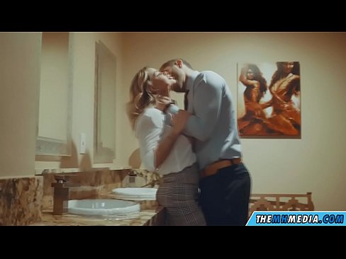 ❤️ Wanneer 'n rondborstige blondine jou in 'n openbare toilet verlei Porno op af.freepornhdonlinegay.ru